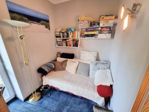 Perpustakaan di apartmen