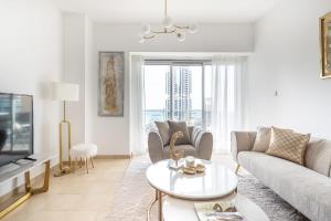 uma sala de estar com um sofá e uma televisão em Frank Porter - Marina Tower no Dubai