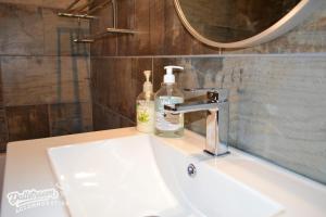 ダルストロアームにあるEagles Nestのバスルーム(洗面台、石鹸2本付) +17枚の写真