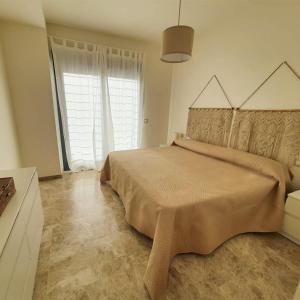 コスタ・バジェーナにあるCosta Ballena Mar Abiertoの大きなベッドと大きな窓のある寝室