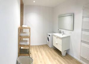 uma casa de banho com um lavatório e uma máquina de lavar roupa em Gîte Niederbronn-les-Bains em Niederbronn-les-Bains