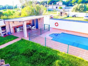 una casa con piscina en un patio en Chalet Piscina Privada Zona Vallada con Barbacoa en Conil de la Frontera