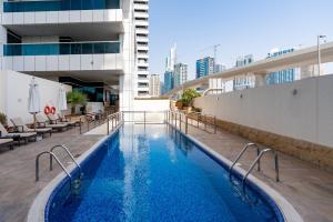 una piscina en la azotea de un edificio en Marina Yacht Club Views - 3BR Modern Furnished en Dubái