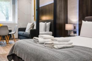 una pila de toallas sentadas en una cama en una habitación en Circlelet Luxury Private Suite 4, en Londres