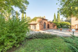 een uitzicht op een huis met een tuin bij Canaiolo in Montepulciano