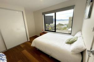 Giường trong phòng chung tại Stunning water view home in Hobart