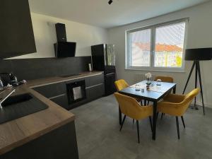 a kitchen with a table and chairs in a room at Moderne 2-Zimmer Wohnung im Zentrum von Wolfsburg in Wolfsburg