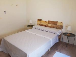 een slaapkamer met 2 bedden en 2 tafels met lampen bij La Casa del Chellero in Enguera
