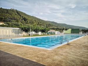 uma grande piscina com água a sair dela em La Casa del Chellero em Enguera