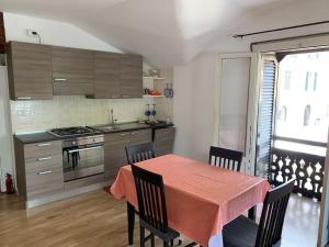 Kuchyň nebo kuchyňský kout v ubytování Casa Rino: Vacanze in casetta......