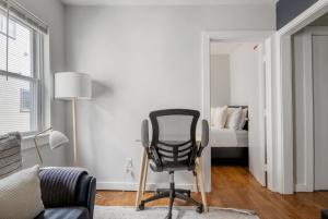 Een zitgedeelte bij South Boston 2br w building wd nr seaport BOS-912