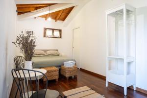 um quarto com uma cama, uma mesa e cadeiras em G&B suite em Castelnuovo di Porto
