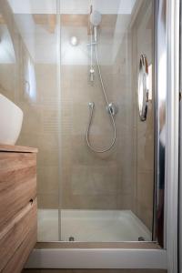 y baño con ducha y puerta de cristal. en G&B suite en Castelnuovo di Porto