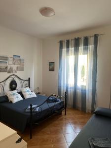 - une chambre avec un lit et une fenêtre dans l'établissement Casa Batty, à Cattolica