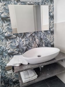 Koupelna v ubytování VILLA STELLA LUXURY IN SICILY with swimming pool for exclusive use