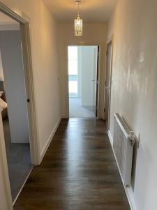 un couloir vide menant à une porte dans l'établissement Flat in the Heart of Chelmsford, à Chelmsford