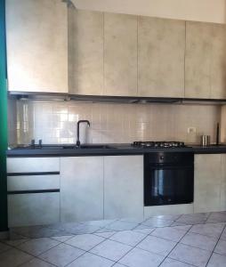 una cocina con fregadero y estufa en Civico 157, en Porto SantʼElpidio