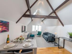una sala de estar con una mesa y un sofá en Pass the Keys 1 bed 40C Beautiful Town Apartment Celosia, en Shrewsbury