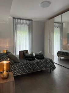 una camera con un grande letto e un soggiorno di "La Terrazza di Via Roma" Delta del Po - Private Parking a Porto Viro