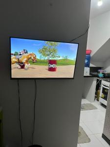 a flat screen tv hanging on a wall at Chalé meu príncipe in Marapanim