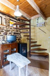 a living room with a fireplace and a wooden ceiling at Casa de turismo rural Sardom2 in Bembibre