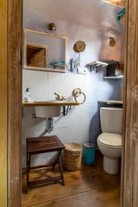 a bathroom with a sink and a toilet at Casa de turismo rural Sardom2 in Bembibre