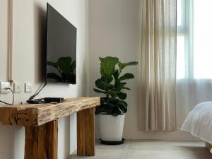 a bedroom with a table with a plant on it at An Blue House in Dazhou