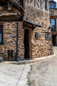 a stone building with a door on the side of it at Casa de turismo rural Sardom2 in Bembibre