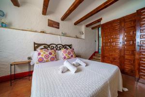 羅列特海岸的住宿－Villa Mitjorn Cala Canyelles，卧室配有白色床和毛巾