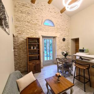 un salon avec une table et des chaises et une cuisine dans l'établissement Mazet indépendant pour 2 personnes à St Rémy, à Saint-Rémy-de-Provence