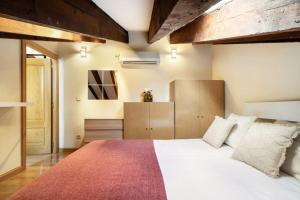 En eller flere senge i et værelse på Victor Apartments Plaza España