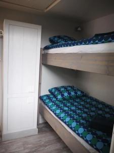 2 łóżka piętrowe z niebieskimi i zielonymi kropkami w obiekcie Zaandam Cottage Centre - Zaanse Schans Amsterdam w mieście Zaandam