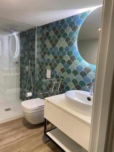 ハエンにあるLlana 5 alojamiento turisticoのバスルーム(トイレ、洗面台、シャワー付)