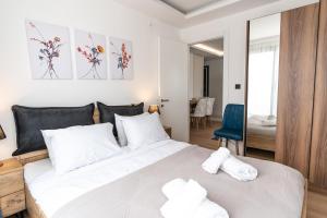 伊斯坦堡的住宿－Trendy 2br Stylish, Vibrant Area，卧室配有一张白色大床和一张蓝色椅子