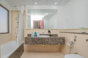 een badkamer met een wastafel, een douche en een toilet bij Route 66 Beach Hostel in Dubai
