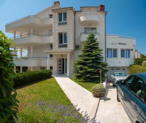 una casa con un coche aparcado delante de ella en The Beach Studios & Apartments, en Split