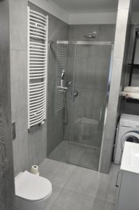 Un baño con ducha, inodoro y lavabo. en JM Apartament, en Ustronie Morskie 15 fotos más
