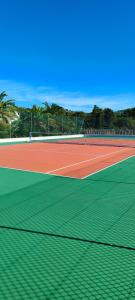 una pista de tenis con una pista verde y roja en Studio vue mer, en Bandol