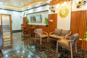 un restaurante con sillas, mesa y espejo en Grand Mercy Hotel, en Calbayog