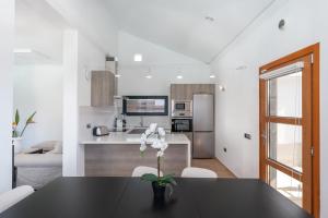 Køkken eller tekøkken på Camelot Holiday Homes by LIVVO