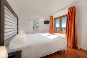 En eller flere senge i et værelse på Camelot Holiday Homes by LIVVO + 24 billeder