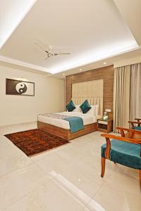 新德里的住宿－Cardinal Express Oxmo，一间卧室配有一张特大号床和一张沙发