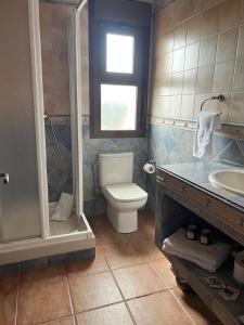 uma casa de banho com um WC e um lavatório em HOSTAL TREVELEZ em El Ejido