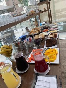 - un buffet avec de nombreux types de nourriture et de boissons dans l'établissement Upper Hotel, à São Paulo