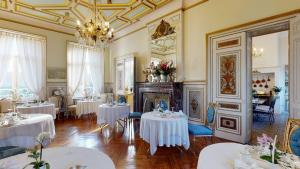 Restaurace v ubytování Château "Le Castel des Anges"