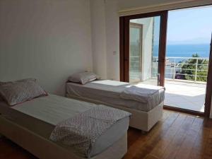 twee bedden in een kamer met uitzicht op de oceaan bij Villa with sea view & pool in Bodrum City