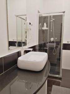 A bathroom at I DIOSCURI Még 37 kép