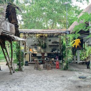 - une cuisine dans une maison avec des tables et des chaises dans l'établissement Uwak Gallery, à Zambales