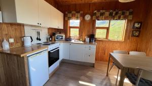 Una cocina o kitchenette en Hálsabol Sumarhús- with hot tube 4 fotos más