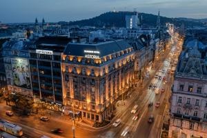 Pemandangan umum bagi Budapest atau pemandangan bandar yang diambil dari hotel